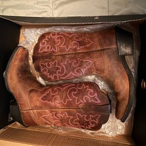 Ariat cowgirl boots. Fit a 6.5 and 7 women’s. Worn 3 times